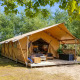 Stor safari-lodge-telt på Marina Parcs Almere i Holland, omgivet af frodige grønne træer og natur.