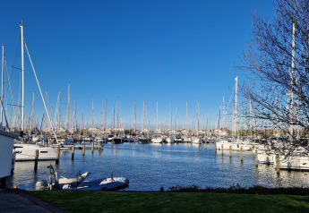 Udsigt over lystbådehavnen fra Havenlodge Lelystad ved Marina Parcs, fuld af sejlbåde i Holland.