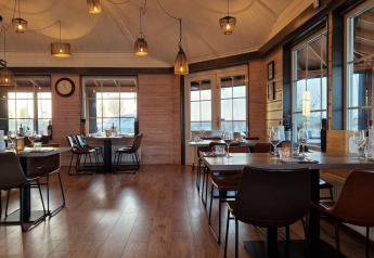 Indvendig udsigt over en hyggelig restaurant på husbåden Havenlodge Lelystad ved Marina Parcs i Holland.