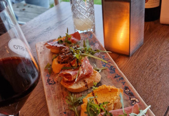 Gemütliches Dinner auf dem Hausboot Havenlodge Lelystad bei Marina Parcs, Niederlande mit Wein und Tapas.