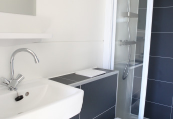 Modernes Badezimmer auf einem Hausboot mit Waschbecken, Toilette und Dusche in Marina Parcs Lelystad, Niederlande.