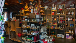 Tienda rústica con productos locales en Feather Down De Brabantse Hei, parque vacacional en Brabante Septentrional.