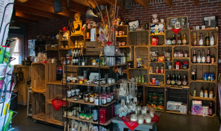 Tienda rústica con productos locales en Feather Down De Brabantse Hei, parque vacacional en Brabante Septentrional.