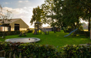 Parco giochi con scivolo, trampolino e tavoli da picnic a Feather Down De Brabantse Hei, Brabante Settentrionale, Paesi Bassi.