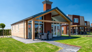 Modernes Eneva-Behindertenlodge bei Tusken de Marren in den Niederlanden mit Terrasse und Garten.