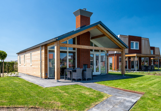 Lodge accessible Eneva à Tusken de Marren, Pays-Bas, jardin verdoyant et terrasse moderne visible.