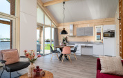 Moderne lodge Eneva disabled ved Tusken de Marren i Holland med køkken, spiseplads og udsigt til vand.