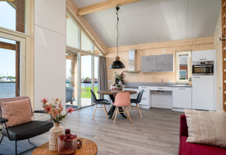 Lodge moderne Eneva disabled à Tusken de Marren, Pays-Bas, avec cuisine et vue sur l'eau et marina.