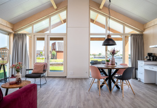 Moderne Eneva disabled lodge bij Tusken de Marren, Nederland, met grote ramen en stijlvolle inrichting.