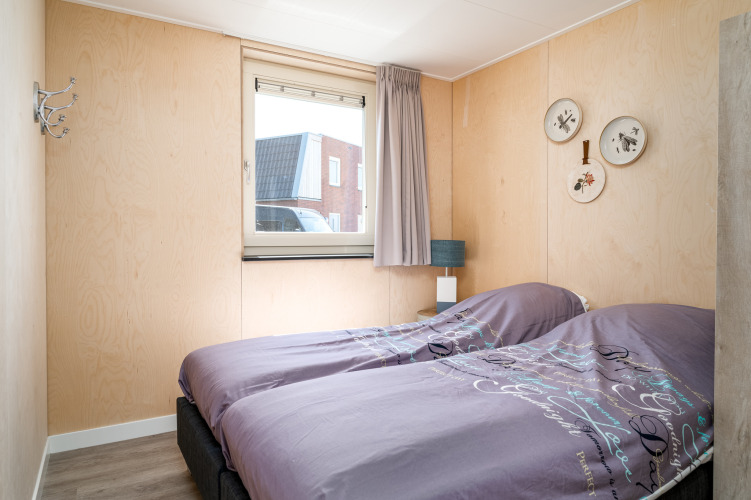 Dormitorio accesible en la cabaña Eneva para discapacitados en Tusken de Marren, Países Bajos, con dos camas.