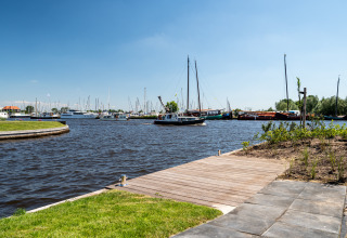 Vista de barcos y muelle desde la casa Eneva disabled en Tusken de Marren, Países Bajos.