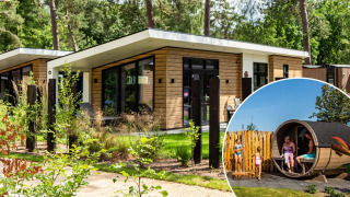 Lodge moderne à Silva sauna avec façade en bois, grandes fenêtres et clients profitant d’un sauna extérieur.