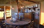 Espace salle à manger et cuisine rustique à la Kidz Lodge du Duynpark Het Zwanenwater, aux Pays-Bas, décor chaleureux.