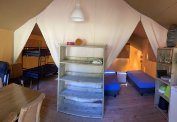 Vista interna di una tenda safari con letto a castello e due letti singoli ad Holiday Park Bonte Vlucht, Olanda.
