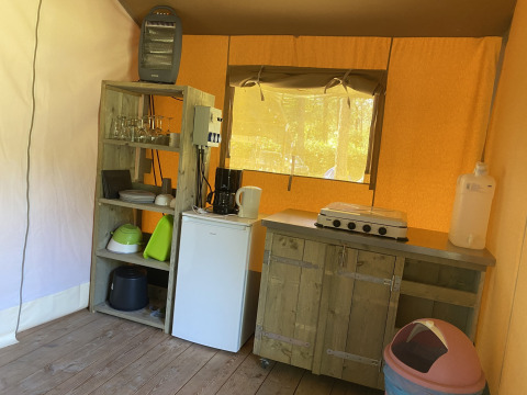 Espacio de cocina en una tienda safari de Holiday Park Bonte Vlucht, Países Bajos, con comodidades básicas.