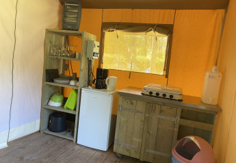 Espacio de cocina en una tienda safari de Holiday Park Bonte Vlucht, Países Bajos, con comodidades básicas.