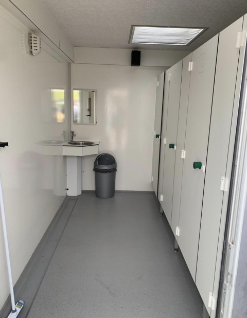 Saubere Toilettenanlage mit Waschbecken und Spiegel im Safari-Zelt des Holiday Park Bonte Vlucht, Niederlande.