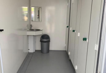 Bagno moderno e pulito con lavabo e specchio nella tenda Safari dell’Holiday Park Bonte Vlucht, Paesi Bassi.