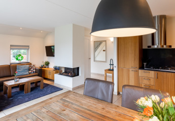 Espace salon et cuisine moderne à la Wellness Lodge XL, Hof van Salland, décor chaleureux en bois.