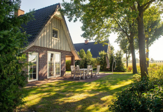 Wellness Lodge XL en Hof van Salland, Países Bajos, con terraza exterior y vegetación verde alrededor.