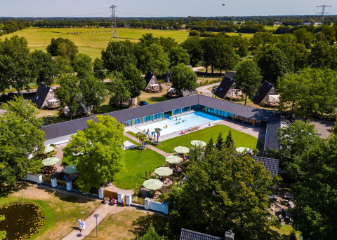 Vista aérea de Wellness Lodge XL en Hof van Salland, Países Bajos, con piscina y zonas verdes.