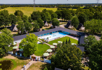Vue aérienne de la Wellness Lodge XL à Hof van Salland, Pays-Bas, avec piscine et espaces verts.