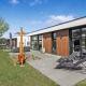 Villa Forest moderna a Uniq Leisure nei Paesi Bassi, con lettini, patio e giardino verde visibili.