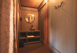 Badezimmer im Safari-Zelt Kings Lodge + Hot Tub im Sandberghe, Niederlande, mit Holzverkleidung.