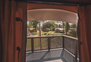 Blick vom Kings Lodge Safarizelt mit Balkon und Whirlpool auf Sandberghe in den Niederlanden.