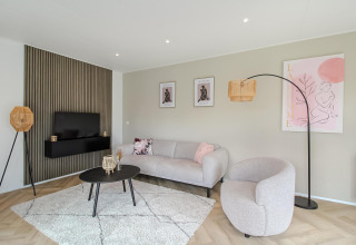 Salón moderno con decoración minimalista, arte en las paredes y muebles cómodos en Eco Lodge.