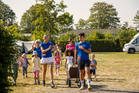 Enfants et adultes profitent d’activités extérieures au Beach Loft, Camping Zonneweelde, aux Pays-Bas.