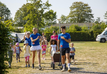 Kinder und Erwachsene genießen Aktivitäten im Freien am Beach Loft, Camping Zonneweelde, in den Niederlanden.