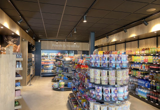 Magasin moderne proposant snacks, boissons et aliments frais dans un site d’hébergement glamping.