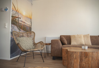 Soggiorno accogliente al Beach Loft + Wellness, Camping Zonneweelde, Paesi Bassi, con arredi rustici.