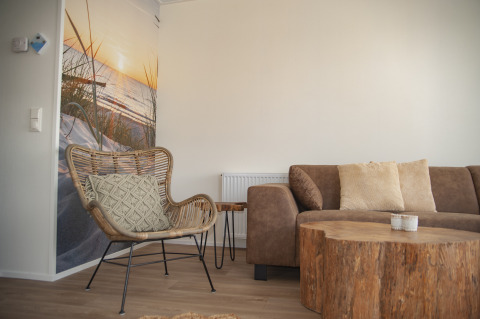 Stilfuld opholdsstue i Beach Loft + Wellness på Camping Zonneweelde, Holland, med naturinspireret indretning.