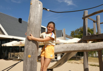 Bambina che gioca al parco giochi al Beach Loft + Wellness, Camping Zonneweelde, Paesi Bassi.