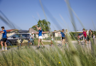 Huéspedes participan en actividades al aire libre en Beach Loft + Wellness de Camping Zonneweelde, Países Bajos.