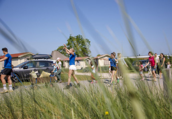 Des visiteurs profitent des activités extérieures au Beach Loft + Wellness du Camping Zonneweelde, aux Pays-Bas.