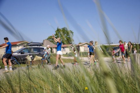 Besucher genießen Wellness und Freizeit im Beach Loft bei Camping Zonneweelde in den Niederlanden, draußen aktiv.