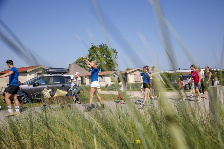 Besucher genießen Wellness und Freizeit im Beach Loft bei Camping Zonneweelde in den Niederlanden, draußen aktiv.