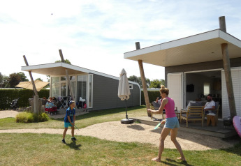Famille profitant d'activités extérieures au Beach Loft, Camping Zonneweelde aux Pays-Bas par une journée ensoleillée.