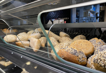 Verschiedene Brötchen in einer Glasvitrine im Beach Loft bei Camping Zonneweelde in den Niederlanden.