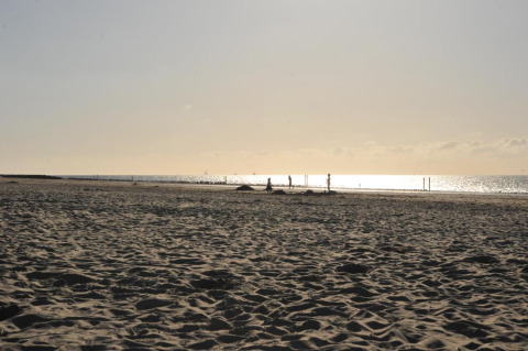 Scena di spiaggia al tramonto presso Beach Loft al Camping Zonneweelde nei Paesi Bassi.