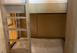 Stapelbedden met houten ladder in een kamer van Glampingtent Family - Gent bij Urban-Gardens, België.