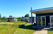 Moderne tiny houses bij Comfort Lodge, Kompas Camping Nieuwpoort in België, met terrassen en tuinen.
