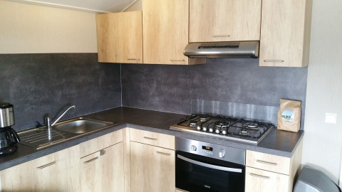 Moderne keuken in Group lodge bij Holiday park Eigen Wijze, Nederland, met fornuis en oven.