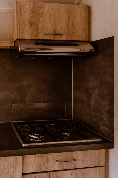 Cuisinière à gaz moderne avec hotte dans la cuisine du Group Lodge au Holiday park Eigen Wijze, Pays-Bas.