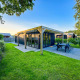 Foto di una moderna Eco Lodge a Uniq Leisure nei Paesi Bassi, circondata da prato verde e alberi.