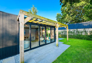 Udendørsbillede af Eco Lodge ved Uniq Leisure i Holland med moderne terrasse og grøn have.