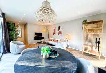 Amplia y moderna sala de Eco Lodge en Uniq Leisure, Países Bajos, con decoración elegante y luz natural.